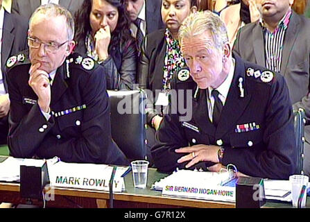 Mark Rowley (links), stellvertretender Kommissar, und Sir Bernard Hogan-Howe, Metropolitan Police Commissioner, geben dem auserwählten Ausschuss für Inneres im Unterhaus, London, Wo sich der Chef von Scotland Yard dafür entschuldigt hat, dass er es versäumt hat, direkter mit den Familien von drei Teenagern zu kommunizieren, die befürchtet werden, nach Syrien gereist zu sein, um dem Islamischen Staat (IS) beizutreten - aber darauf bestanden hat, dass es nichts mehr gäbe, was die Streitkräfte hätten tun können, um sie zu stoppen Nach dem Verlassen. Stockfoto