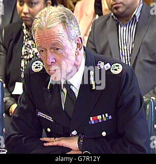 Sir Bernard Hogan-Howe, Metropolitan Police Commissioner, gibt dem Engeren Ausschuss für Inneres im Unterhaus, London, Wo er sich dafür entschuldigt hat, dass er es versäumt hat, direkter mit den Familien von drei Jugendlichen Mädchen zu kommunizieren, die befürchtet haben, nach Syrien gereist zu sein, um dem Islamischen Staat beizutreten (IS) - aber darauf bestanden hat, dass es nichts mehr gäbe, was die Gewalt hätte tun können, um sie vom Ausscheiden abzuhalten. Stockfoto