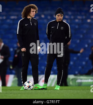 Fußball - UEFA Champions League - 16. Runde - zweite Etappe - Chelsea gegen Paris Saint-Germain - Paris Saint-Germain Training und .... Paris Saint Germain's David Luiz und Thiago Silva während einer Trainingseinheit an der Stamford Bridge, London. Stockfoto