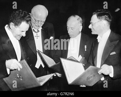 Einige der Nobelpreisträger von 1952, die nach den Präsentationen in Stockholm mit ihren Diplomen abgebildet wurden. (l-r) Fritz Lipman, USA (Medizin), Herman Staudinger, Deutschland (Chemie), Fritz Zernike, Holland (Physik) und Hans Adolf Krebs, Großbritannien (Medizin). Sir Winston Churchill (nicht abgebildet) wurde mit dem Literaturpreis ausgezeichnet und Lady Churchill erhielt ihn im Namen des schwedischen Königs.Archive-pa38954-2 Stockfoto