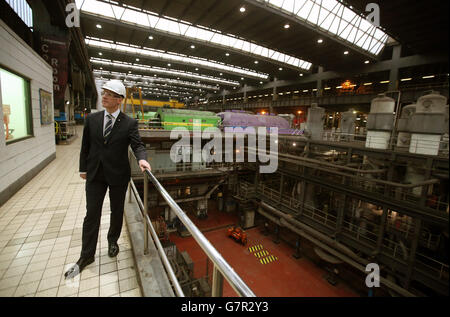 Der stellvertretende erste Minister John Swinney in der Turbinenhalle während eines Besuchs im Kraftwerk Longannet in Fife. Stockfoto