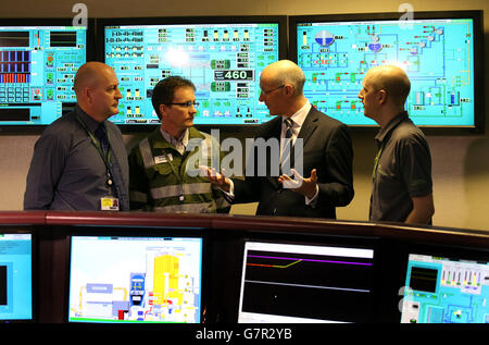 Der stellvertretende erste Minister John Swinney (zweiter rechts) spricht mit Mitarbeitern im Kontrollraum während eines Besuchs im Kraftwerk Longannet in Fife. Stockfoto