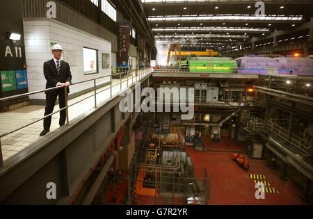 Der stellvertretende erste Minister John Swinney in der Turbinenhalle während eines Besuchs im Kraftwerk Longannet in Fife. Stockfoto