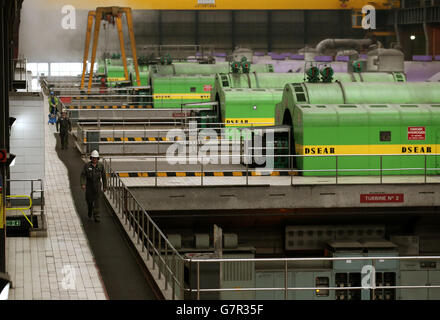 Die Turbinenhalle, als der stellvertretende erste Minister John Swinney das Kraftwerk Longannet in Fife besuchte. Stockfoto