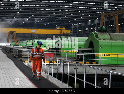 Die Turbinenhalle, als der stellvertretende erste Minister John Swinney das Kraftwerk Longannet in Fife besuchte. Stockfoto