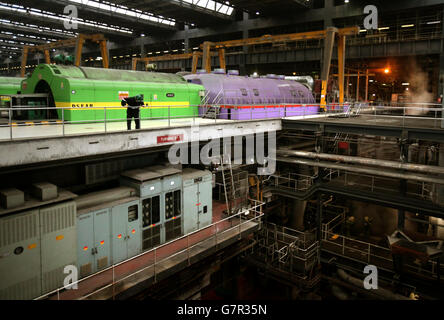 Die Turbinenhalle, als der stellvertretende erste Minister John Swinney das Kraftwerk Longannet in Fife besuchte. Stockfoto