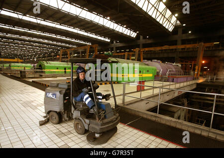 Die Turbinenhalle, als der stellvertretende erste Minister John Swinney das Kraftwerk Longannet in Fife besuchte. Stockfoto