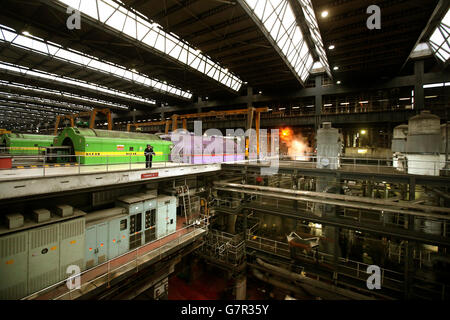 Die Turbinenhalle, als der stellvertretende erste Minister John Swinney das Kraftwerk Longannet in Fife besuchte. Stockfoto