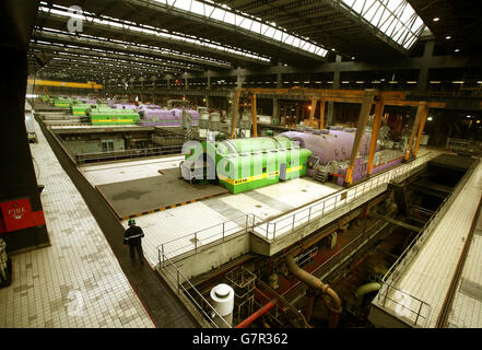 Die Turbinenhalle, als der stellvertretende erste Minister John Swinney das Kraftwerk Longannet in Fife besuchte. Stockfoto