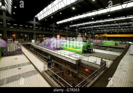 Die Turbinenhalle, als der stellvertretende erste Minister John Swinney das Kraftwerk Longannet in Fife besuchte. Stockfoto