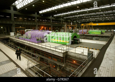 Die Turbinenhalle, als der stellvertretende erste Minister John Swinney das Kraftwerk Longannet in Fife besuchte. Stockfoto