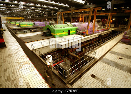 Die Turbinenhalle, als der stellvertretende erste Minister John Swinney das Kraftwerk Longannet in Fife besuchte. Stockfoto