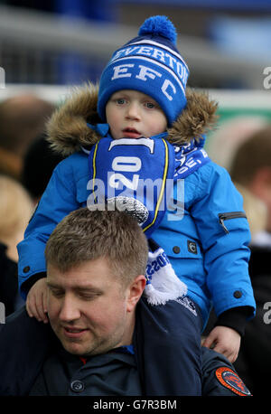 Fußball - Barclays Premier League - Everton / Newcastle United - Goodison Park. Ein junger Everton-Fan auf den Tribünen Stockfoto