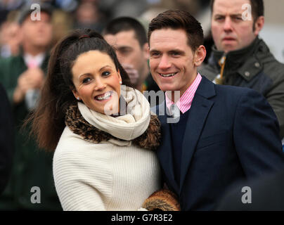 Pferderennen - 2015 Cheltenham Festival - Gold Cup Day - Cheltenham Rennbahn. Racegoers beobachten die Action während des Gold Cup Day in Cheltenham. Stockfoto