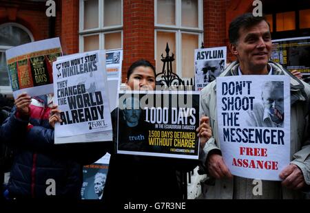 Unterstützer des WikiLeaks-Gründers Julian Assange vor der ecuadorianischen Botschaft in London bei einer Mahnwache anlässlich des 1.000. Tages, den er im Gebäude verbracht hat. Stockfoto