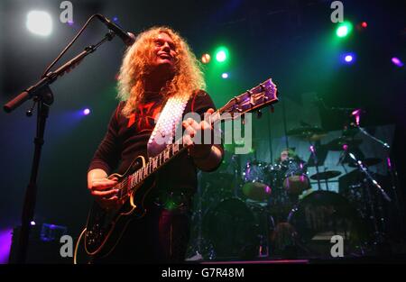 Scott Gorham von der Heavy-Rock-Band Thin Lizzy live auf der Bühne während des Londoner Termins ihrer UK-Tour. John Sykes ersetzt den 1986 verstorbenen Sänger Phil Lynott. Stockfoto