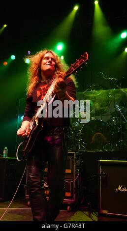 Scott Gorham von der Heavy-Rock-Band Thin Lizzy live auf der Bühne während des Londoner Termins ihrer UK-Tour. John Sykes ersetzt den 1986 verstorbenen Sänger Phil Lynott. Stockfoto