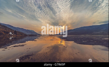 Sonnenuntergang über dem Hafen von Loch Leven in Schottisches Hochland Stockfoto