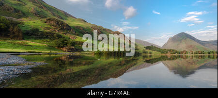 Berg-Reflexionen im kristallklaren Wasser Stockfoto