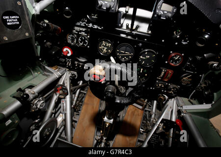 Zuvor unveröffentlichtes Foto vom 18/03/15 eines reparierten Cockpits eines Hawker Hurricane Mk 1 bei Hawker Restaurations Ltd, Suffolk, da das Flugzeug, das im September 1940 abgeschossen wurde, in diesem Jahr anlässlich des 75. Jahrestages der Battle of Britain einer vollständigen Restaurierung unterzogen wird. Stockfoto