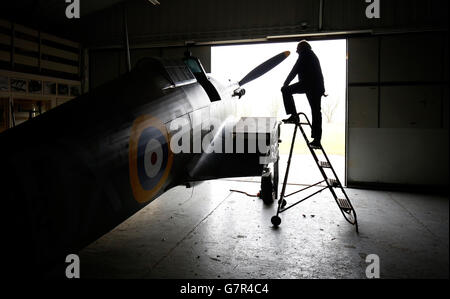 Zuvor unveröffentlichtes Foto vom 18/03/15 von Tony Eitheridge von Hawker Restorations Ltd neben einem Hawker Hurricane Mk 1 in seiner Suffolk Werkstatt, als das Flugzeug, das im September 1940 abgeschossen wurde, Wird in diesem Jahr anlässlich des 75. Jahrestages der Schlacht von Großbritannien einer vollständigen Restaurierung unterzogen. Stockfoto