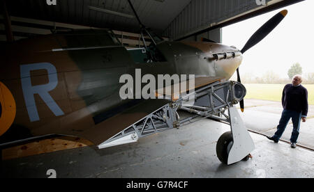 Zuvor unveröffentlichtes Foto vom 18/03/15 von Tony Eitheridge von Hawker Restorations Ltd neben einem Hawker Hurricane Mk 1 in seiner Suffolk Werkstatt, als das Flugzeug, das im September 1940 abgeschossen wurde, Wird in diesem Jahr anlässlich des 75. Jahrestages der Schlacht von Großbritannien einer vollständigen Restaurierung unterzogen. Stockfoto