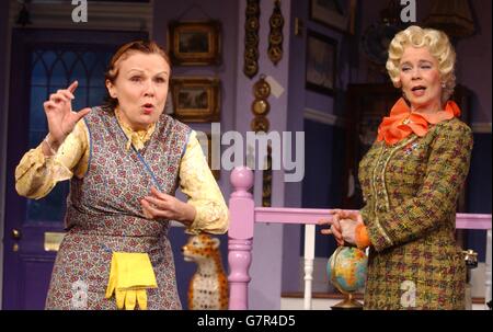 Victoria Wood's 'Acorn Antiques' The Musical Photocall - Theatre Royal, Haymarket. Celia Imrie (rechts) und Julie Walters. Stockfoto