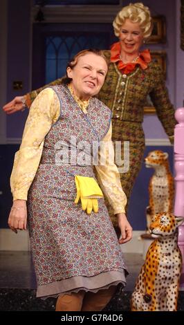 Victoria Wood's 'Acorn Antiques' The Musical Photocall - Theatre Royal, Haymarket. Julie Walters (links) und Celia Imrie. Stockfoto