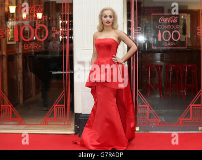 Rita Ora bei der offiziellen Eröffnung der Coca-Cola Contour Centenary Bar - Teil der Feierlichkeiten zum 100. Jahrestag der legendären Coca-Cola Flasche - in Soho, London. Stockfoto