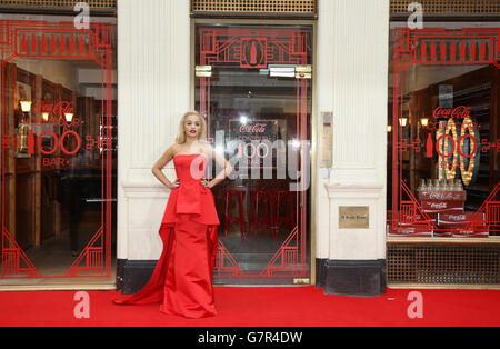 Rita Ora bei der offiziellen Eröffnung der Coca-Cola Contour Centenary Bar - Teil der Feierlichkeiten zum 100. Jahrestag der legendären Coca-Cola Flasche - in Soho, London. Stockfoto