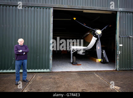 Zuvor unveröffentlichtes Foto vom 18/03/15 von Tony Eitheridge von Hawker Restorations Ltd neben einem Hawker Hurricane Mk 1 in seiner Suffolk Werkstatt, als das Flugzeug, das im September 1940 abgeschossen wurde, Wird in diesem Jahr anlässlich des 75. Jahrestages der Schlacht von Großbritannien einer vollständigen Restaurierung unterzogen. Stockfoto