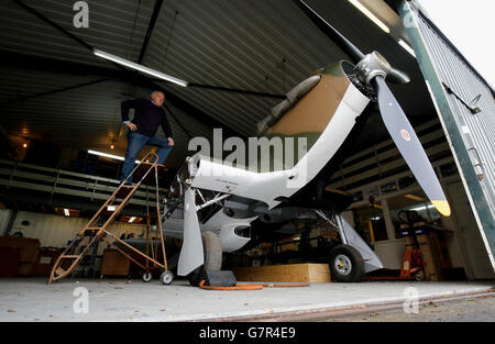 Zuvor unveröffentlichtes Foto vom 18/03/15 von Tony Eitheridge von Hawker Restorations Ltd neben einem Hawker Hurricane Mk 1 in seiner Suffolk Werkstatt, als das Flugzeug, das im September 1940 abgeschossen wurde, Wird in diesem Jahr anlässlich des 75. Jahrestages der Schlacht von Großbritannien einer vollständigen Restaurierung unterzogen. Stockfoto