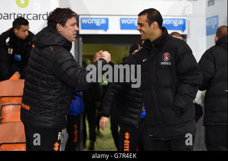 Fußball - Sky Bet Championship - Blackpool / Charlton Athletic - Bloomfield Road. Blackpool Assistant Manager Alan Thompson (links) schüttelt sich vor dem Spiel die Hände mit Charlton Athletic Manager Guy Luzon (rechts). Stockfoto