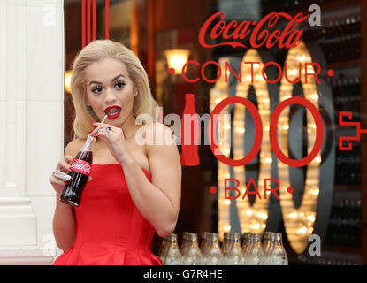 Rita Ora bei der offiziellen Eröffnung der Coca-Cola Contour Centenary Bar - Teil der Feierlichkeiten zum 100. Jahrestag der legendären Coca-Cola Flasche - in Soho, London. Stockfoto