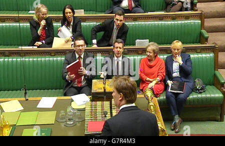 Finanzminister Danny Alexander spricht im Londoner Unterhaus, als er eine alternative Reihe von Haushaltsplänen vorstellt. Stockfoto