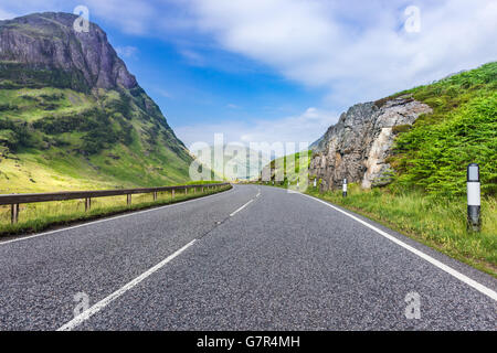 Leere Asphaltstraße A82 in Schottisches Hochland Stockfoto