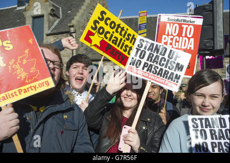 Die Teilnehmer der United Against Fascism (UAF) marschieren in Edinburgh, als sie sich versammelten, um eine Gegendemonstration zur geplanten Pegida Scotland Kundgebung zu liefern, die nicht stattfand. Stockfoto