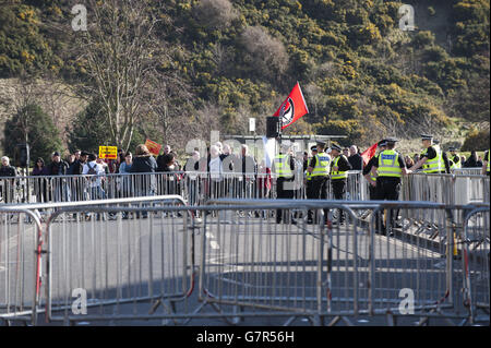 Polizeipräsenz als Teilnehmer der United Against Fascism (UAF) marschierten in Edinburgh, wo sie sich versammelten, um eine Gegendemonstration zur geplanten Pegida Scotland Kundgebung zu liefern, die nicht stattfand. Stockfoto