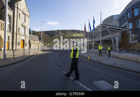 Polizeipräsenz als Teilnehmer der United Against Fascism (UAF) marschierten in Edinburgh, wo sie sich versammelten, um eine Gegendemonstration zur geplanten Pegida Scotland Kundgebung zu liefern, die nicht stattfand. Stockfoto