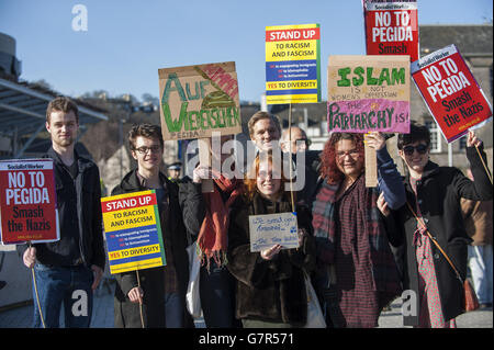 Die Teilnehmer der United Against Fascism (UAF) marschieren in Edinburgh, als sie sich versammelten, um eine Gegendemonstration zur geplanten Pegida Scotland Kundgebung zu liefern, die nicht stattfand. Stockfoto