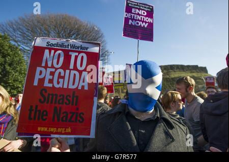 Die Teilnehmer der United Against Fascism (UAF) marschieren in Edinburgh, als sie sich versammelten, um eine Gegendemonstration zur geplanten Pegida Scotland Kundgebung zu liefern, die nicht stattfand. Stockfoto