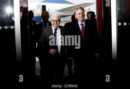 Der deutsche Außenminister Frank-Walter Steinmeier (links) wird von Außenminister Philip Hammond begrüßt, der während eines Treffens am Flughafen Heathrow zu einem Gespräch über das iranische Atomprogramm eintrifft. Stockfoto