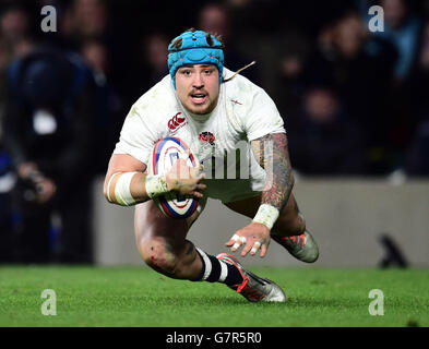 Der englische Jack Nowell versucht es beim RBS Six Nations-Spiel 2015 im Twickenham Stadium, London. Stockfoto