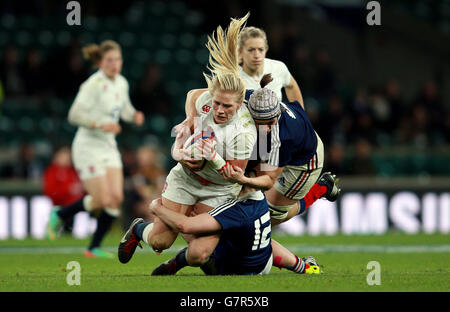 Die Engländerin Alexandra Matthews wird während des RBS Six Nations-Spiels 2015 im Twickenham Stadium, London, von den Franzosen Elodie Poublan und Manon Andre angegangen. Stockfoto