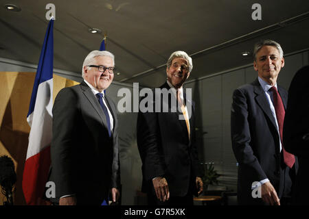 (Von links nach rechts) der deutsche Außenminister Frank-Walter Steinmeier, US-Außenminister John Kerry und Außenminister Philip Hammond im Anschluss an ihre Gespräche am Londoner Flughafen Heathrow über die kürzlich abgeschlossene Verhandlungsrunde mit dem Iran über ihr Atomprogramm. Stockfoto