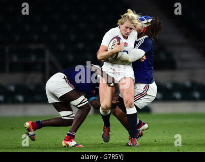 Die Engländerin Alexandra Matthews wird vom französischen Safi N'Diaye (rechts) während des RBS Six Nations-Spiels 2015 im Twickenham Stadium, London, angegangen. Stockfoto