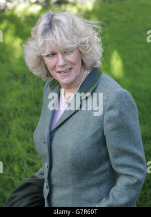 Prince of Wales und Camilla Parker Bowles - Sonntagsgottesdienst St. Lawrence's Church. Camilla Parker Bowles verlässt den Sonntagsgottesdienst. Stockfoto