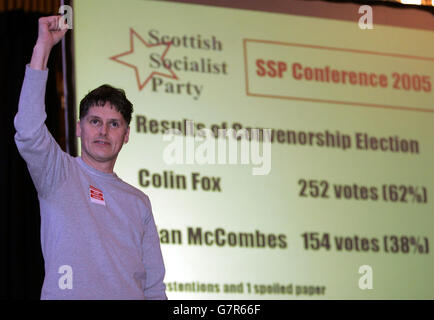 Colin Fox MSP hält seine Siegesrede über seine Ernennung zum neuen Vorsitzenden der Scottish Socialist Party. Stockfoto