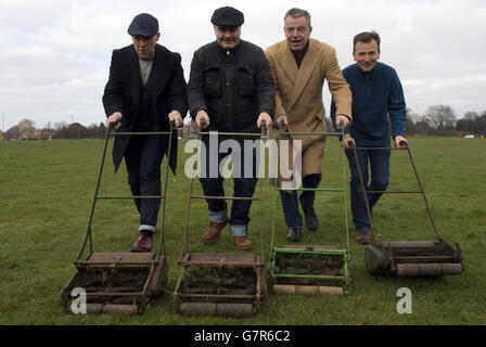 (Links - rechts) Mark Bedford, Chris Foreman, Graham 'Suggs' McPherson und Daniel Woodgate von Madness auf Blackheath Common, während die Gruppe am Sonntag, dem 13. September, für ihre Headline-Performance beim OnBlackheath Festival wirbt. Stockfoto