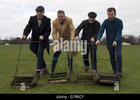 (Links - rechts) Mark Bedford, Graham 'Suggs' McPherson Chris Foreman und Daniel Woodgate of Madness auf Blackheath Common, während die Gruppe am Sonntag, dem 13. September, ihre Headline-Performance beim OnBlackheath Festival promoten. Stockfoto